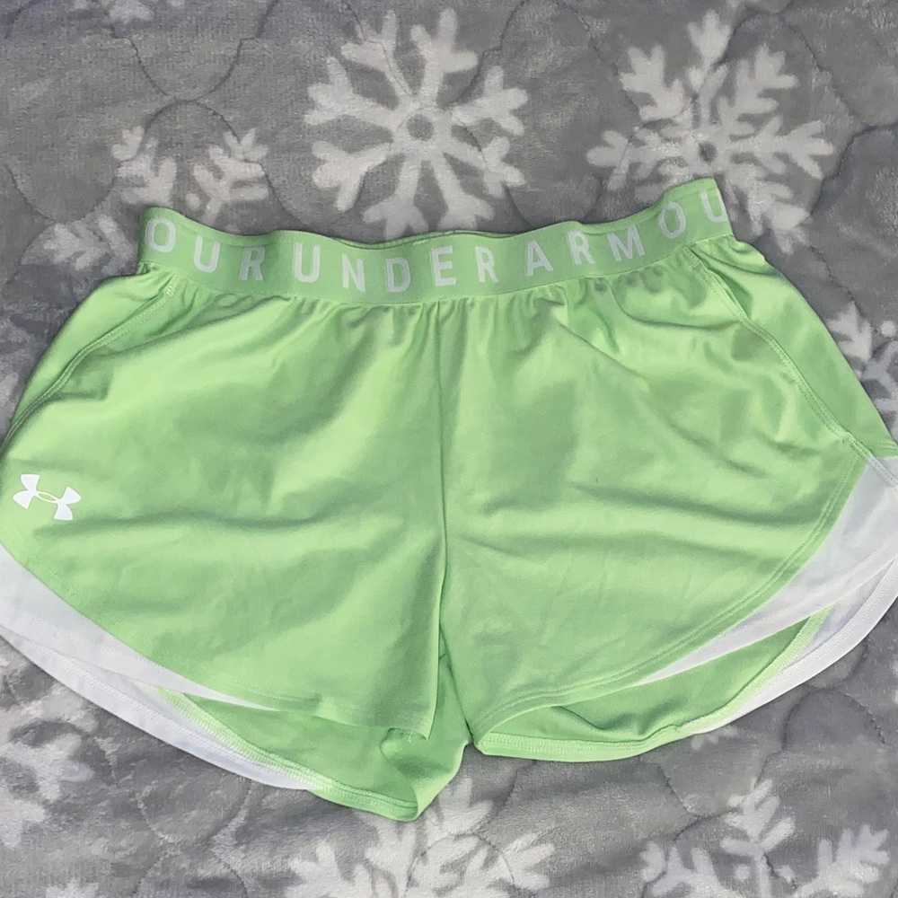 Under Armour Women's Lime Green Athletic Shorts Medium‎ with pockets
